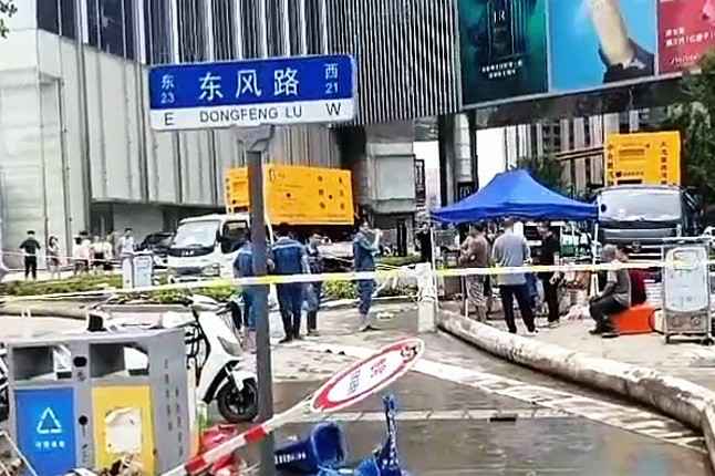 武汉柯辉精密仪器制造有限公司排涝突击队在排涝现场